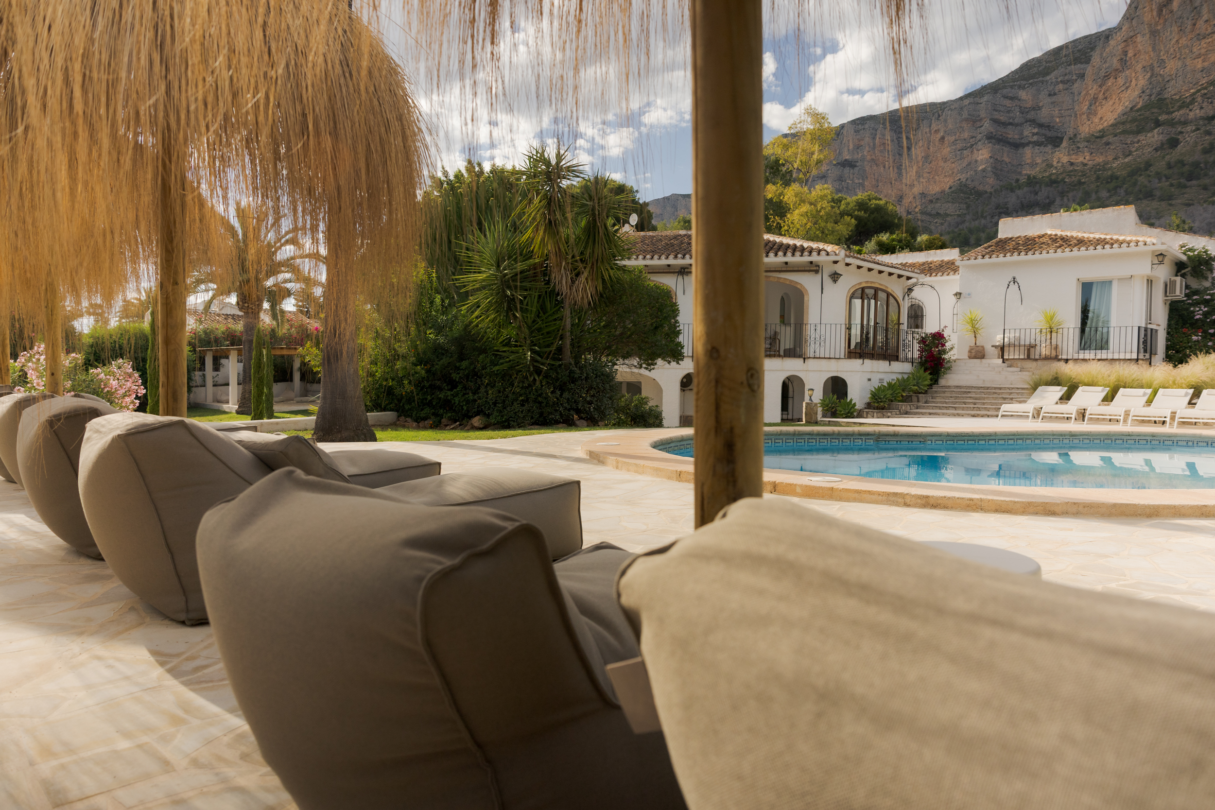 Villa Paso Lento-Pool chillout area2